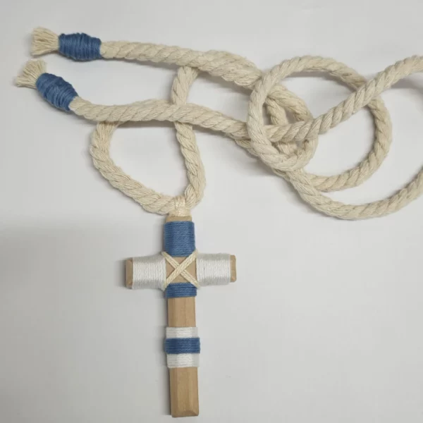 Cruz de comunión para niño con cordón natural y hilo azul y blanco