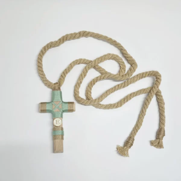 Cruz de comunión para niño con cordón natural y hilo verde menta