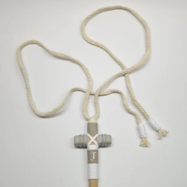Cruz de comunión para niño con cordón beige y hilo gris y blanco