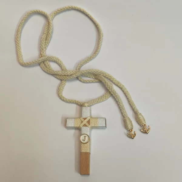 Cruz de comunión para niño con cordón beige y anclas doradas