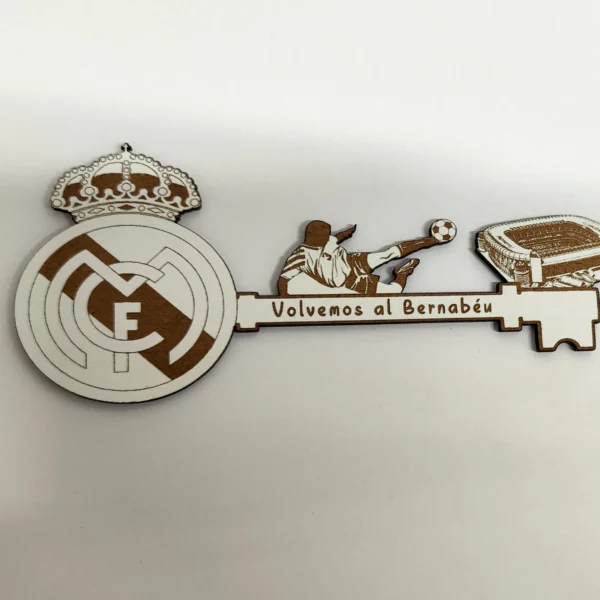 Llave mágica personalizada de fútbol en madera con grabado láser escudo jugador y estadio