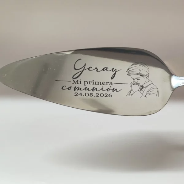 Pala de tarta primera comunión niño personalizada con nombre y fecha grabados a láser