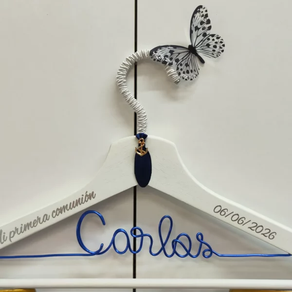 Percha personalizada primera comunión niño estilo marinero madera blanca nombre alambre azul