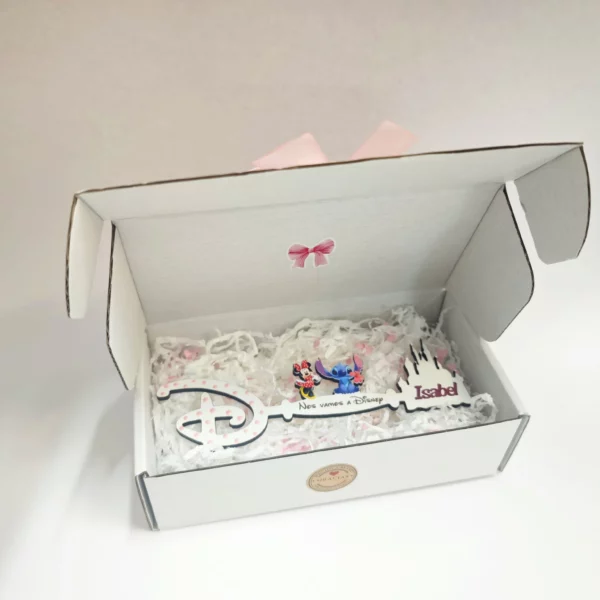 Llave mágica personalizada con caja de regalo abierta