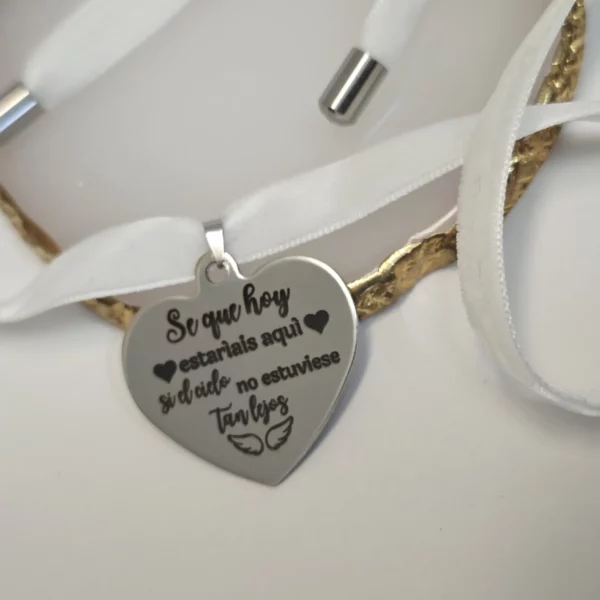 Detalle del grabado del colgante corazón para ramo de novia