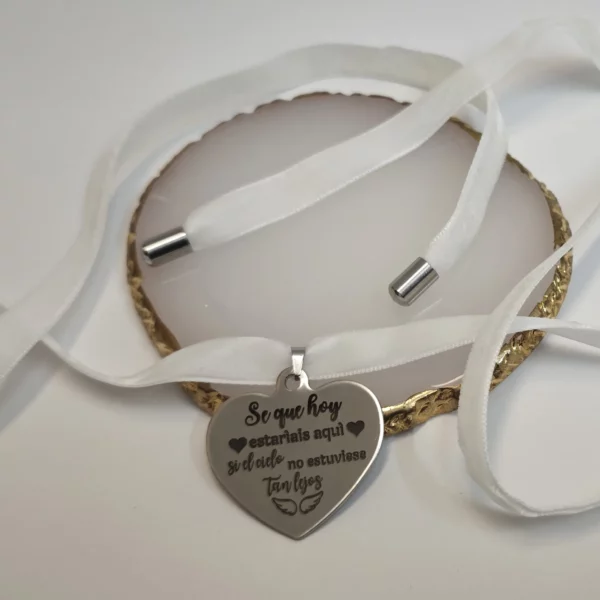 Colgante corazón para ramo de novia en acero inoxidable con cinta de terciopelo blanca y grabado a láser