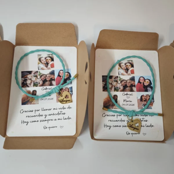 Cuatro pulseras elásticas para amigas en cajas kraft alineadas con tarjetas personalizadas
