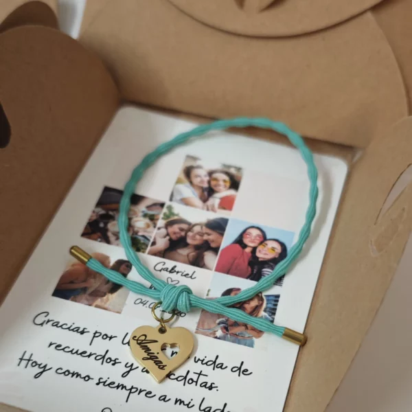 Detalle de pulsera verde menta con colgante Amigas y tarjeta con foto