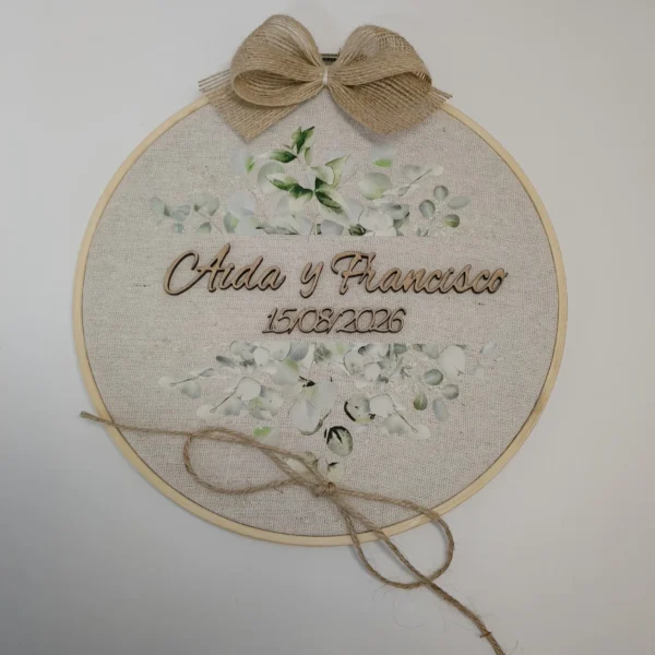 bastidor porta alianzas de boda con estampado de eucalipto y nombres y fecha en madera lazo de yute