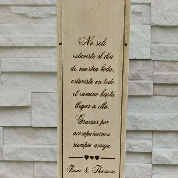 Caja vino amiga boda grabada con nombres