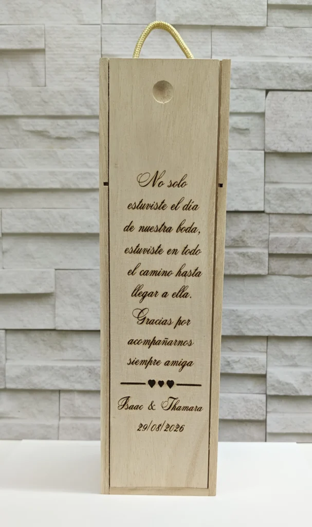 Caja vino amiga boda grabada con nombres