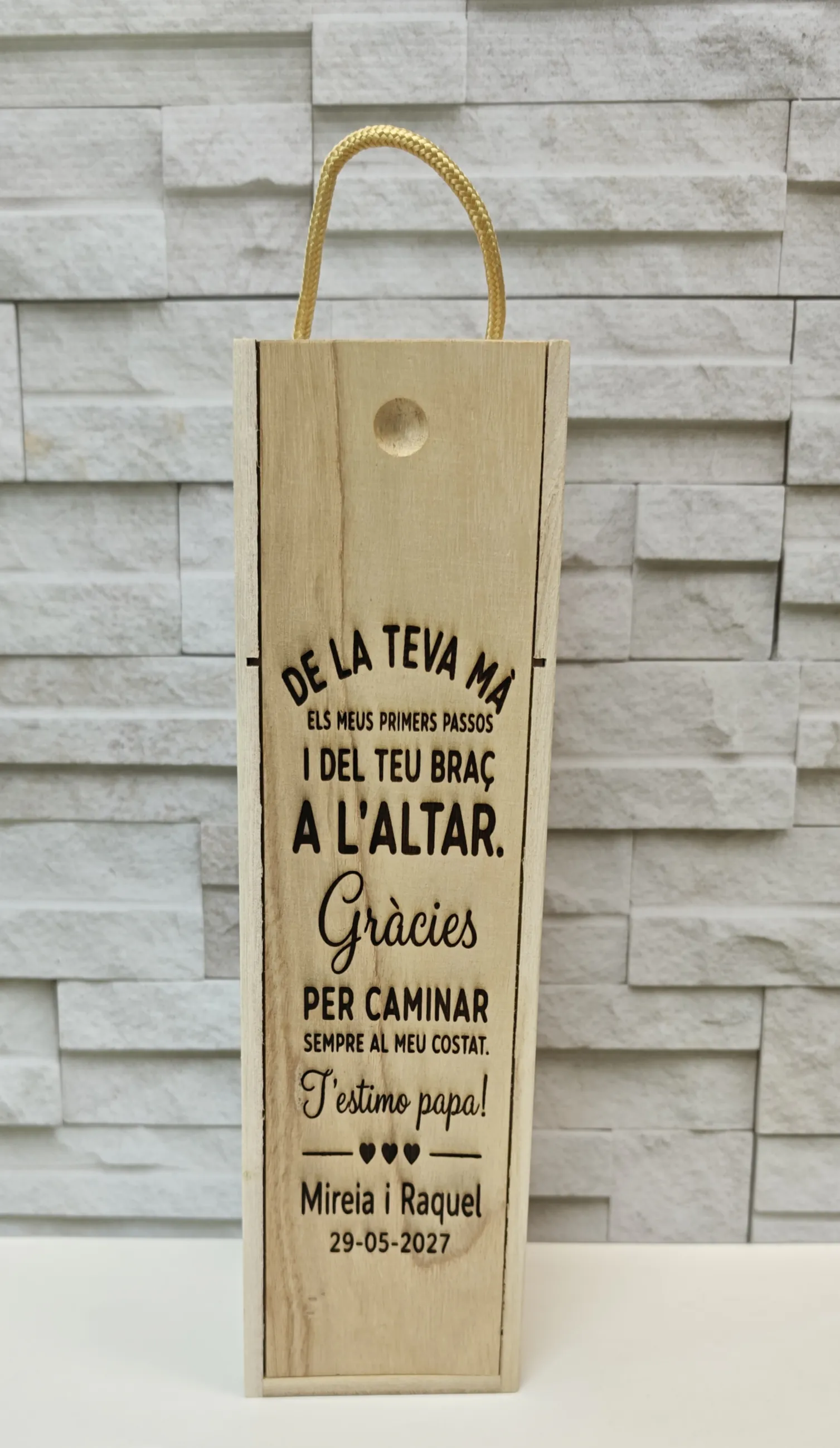 Caja vino padre novia grabada en catalán
