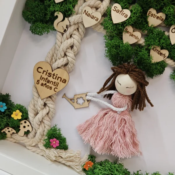 detalle del corazón grande grabado con la dedicatoria de la profesora y la muñeca de macramé con regadera