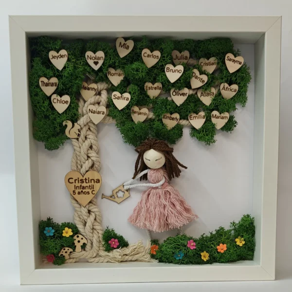 cuadro árbol de la clase con musgo preservado corazones de madera grabados con los nombres de los niños y muñeca de macramé regalo para profesora