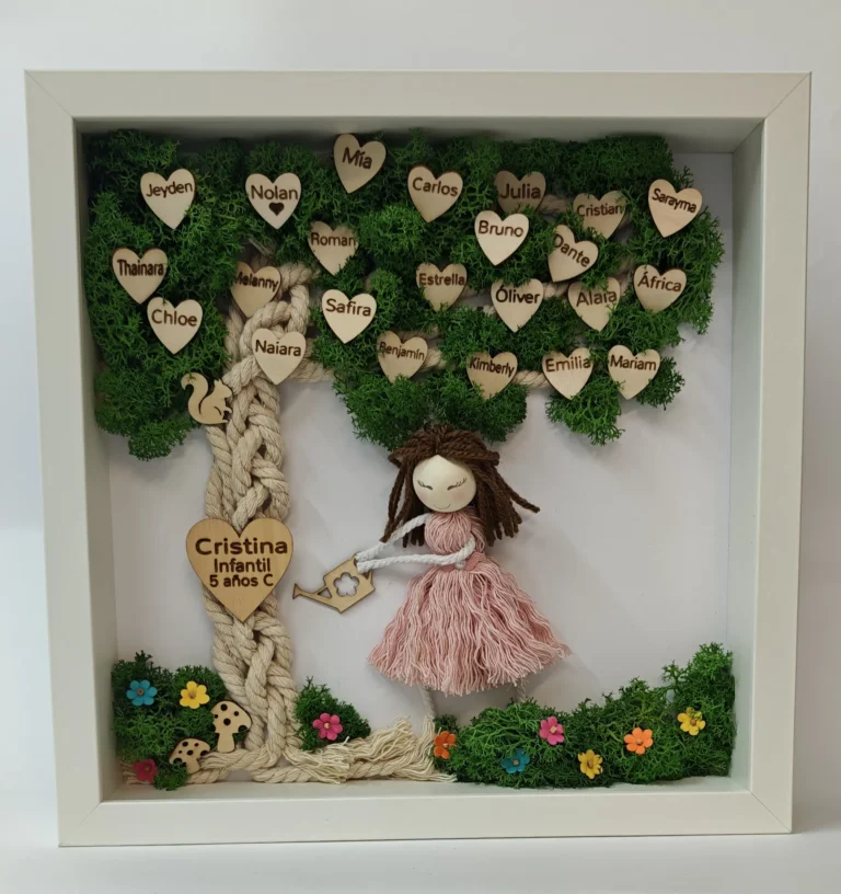 cuadro árbol de la clase con musgo preservado corazones de madera grabados con los nombres de los niños y muñeca de macramé regalo para profesora