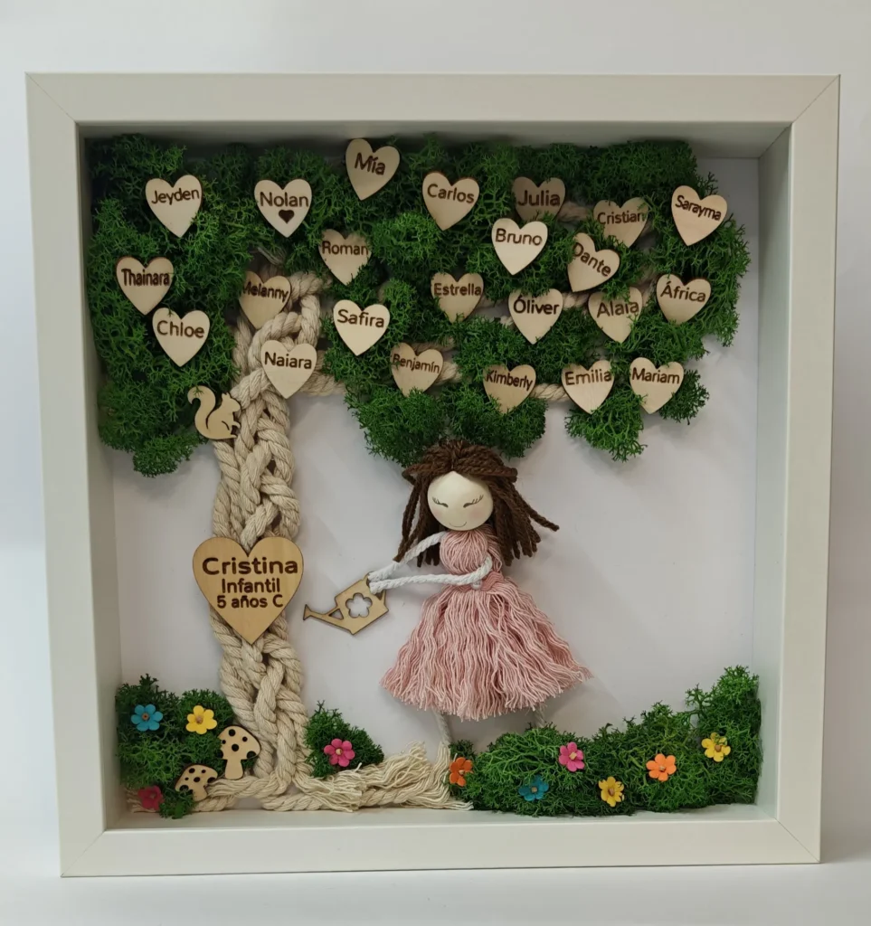 cuadro árbol de la clase con musgo preservado corazones de madera grabados con los nombres de los niños y muñeca de macramé regalo para profesora