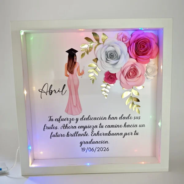 cuadro de graduacion personalizado con luces led ilustracion de graduada con birrete nombre abril flores de papel 3d y mensaje de enhorabuena
