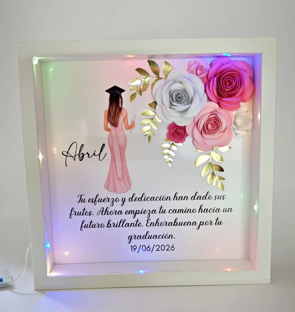 cuadro de graduacion personalizado con luces led ilustracion de graduada con birrete nombre abril flores de papel 3d y mensaje de enhorabuena