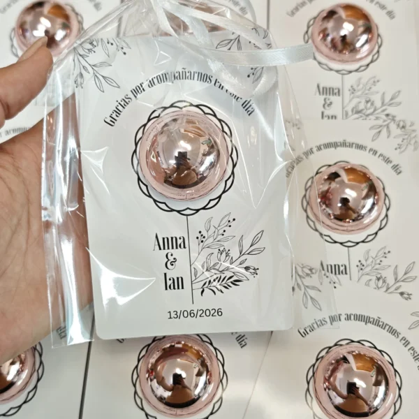bálsamo labial oro rosa con tarjeta personalizada de boda en bolsita con lazo blanco