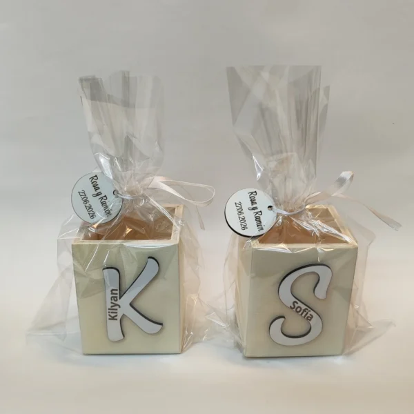 lapiceros de madera con letra y nombre en bolsa transparente con lazo y etiqueta grabada con los nombres y la fecha de la boda