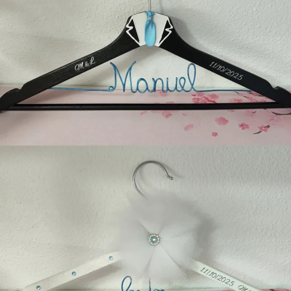 Perchas novios corbata azul con flor de tul y cristales, alambre azul y fecha rotulada