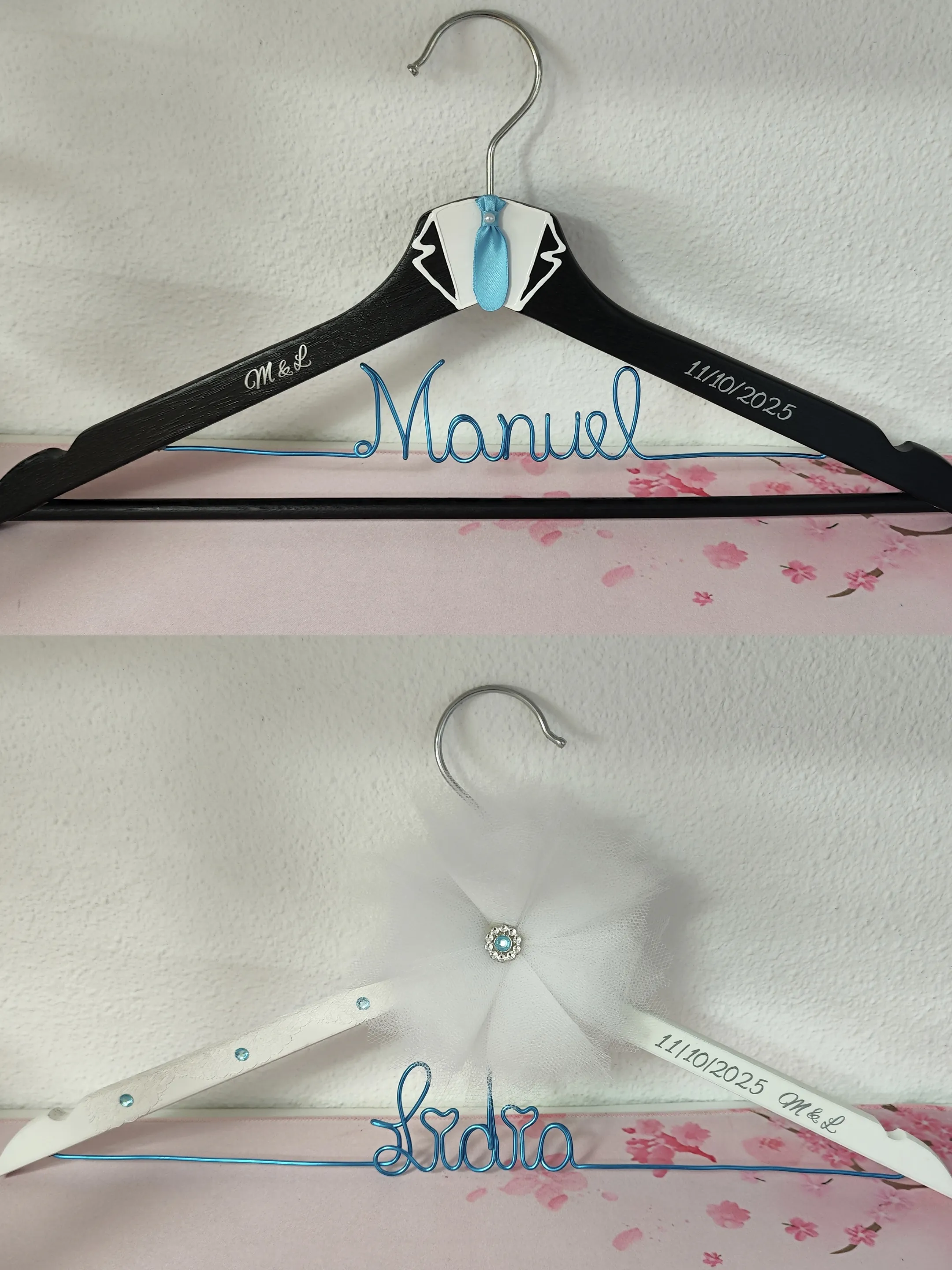 Perchas novios corbata azul con flor de tul y cristales, alambre azul y fecha rotulada