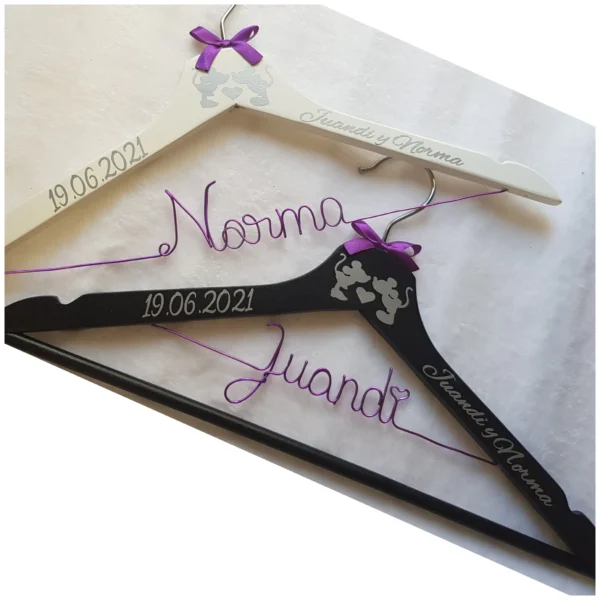 Perchas novios Disney Mickey y Minnie en madera, lazo morado, alambre púrpura y fecha en plata