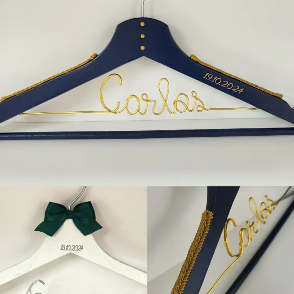 Perchas novios detalles dorados en azul marino y blanca con lazo verde
