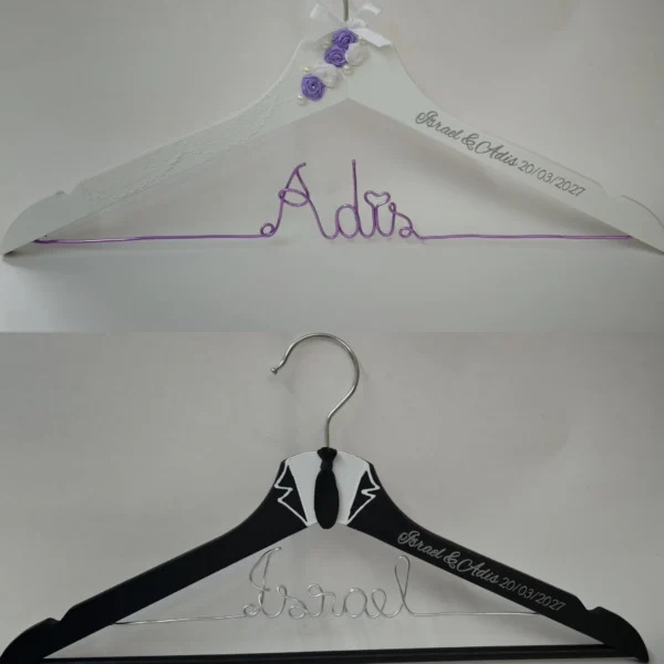 Perchas novios flores lila con esmoquin en madera, con alambre y rotulado en plata