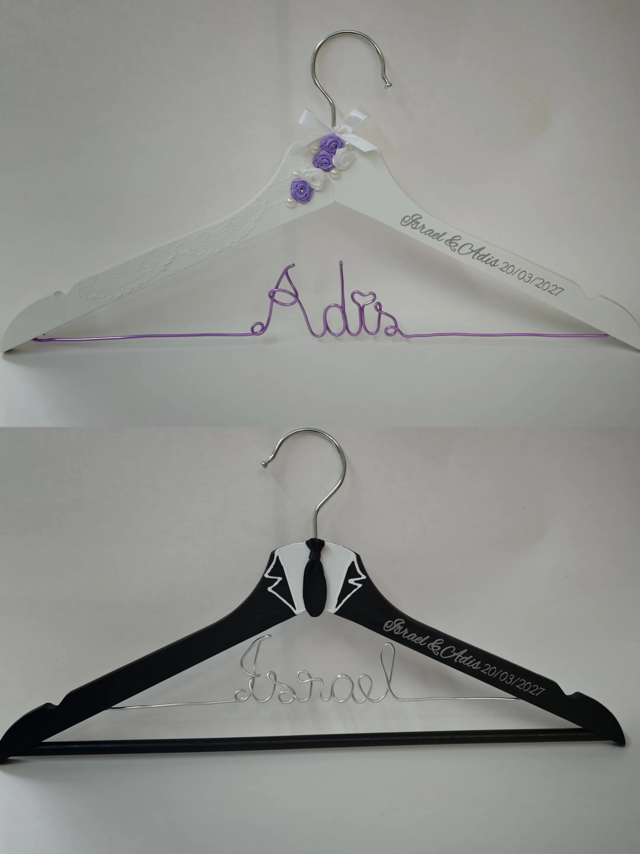 Perchas novios flores lila con esmoquin en madera, con alambre y rotulado en plata