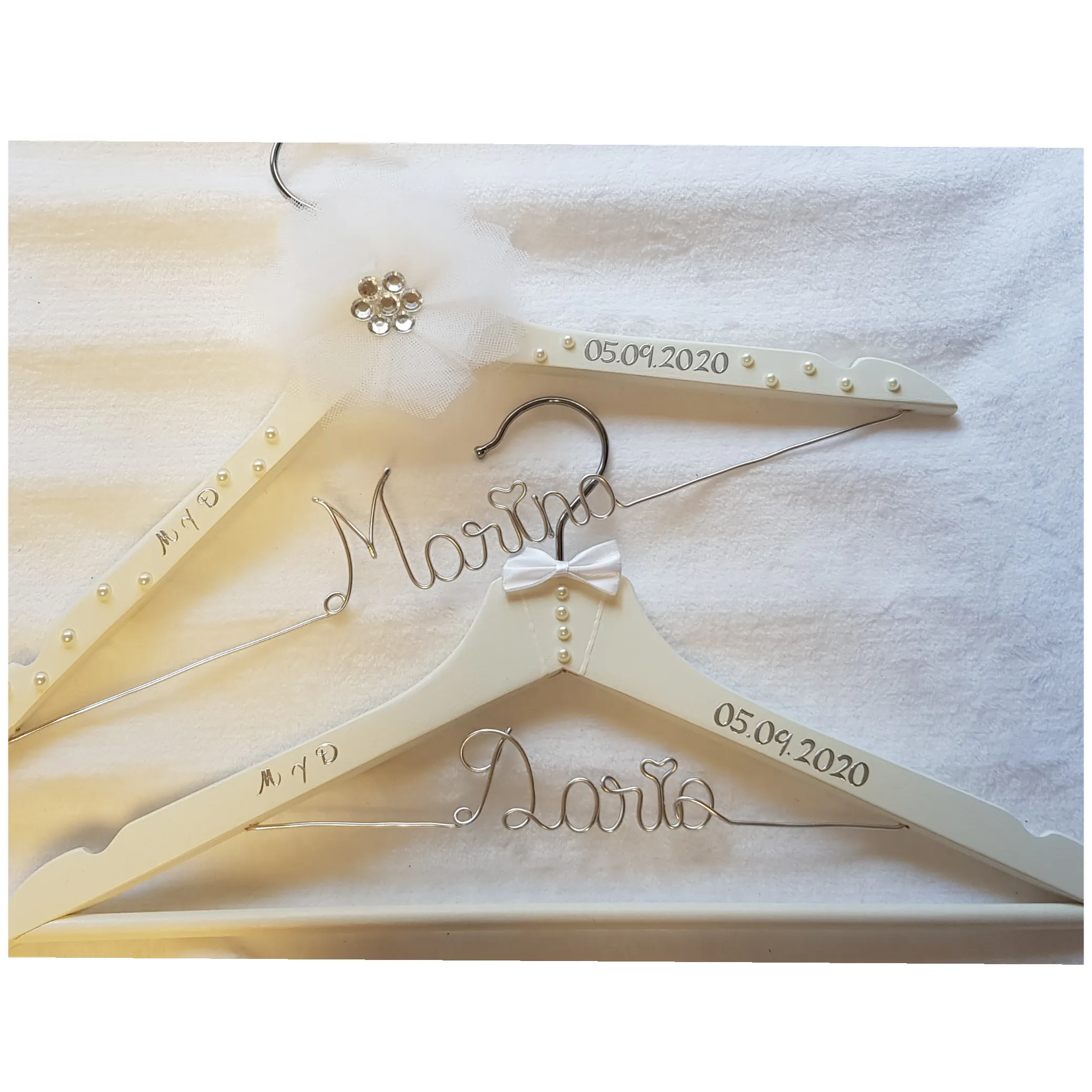 perchas novios marfil con perlas, alambre plateado y pajarita