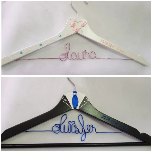 Perchas novios rosa y azul: percha blanca con rosas y percha negra con corbata azul royal