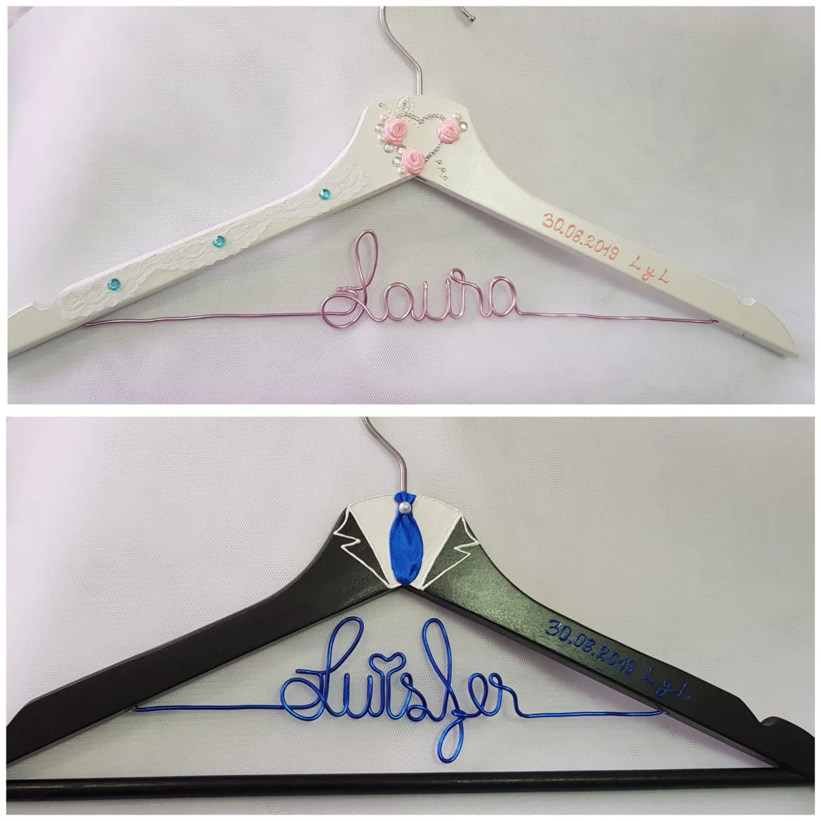 Perchas novios rosa y azul: percha blanca con rosas y percha negra con corbata azul royal