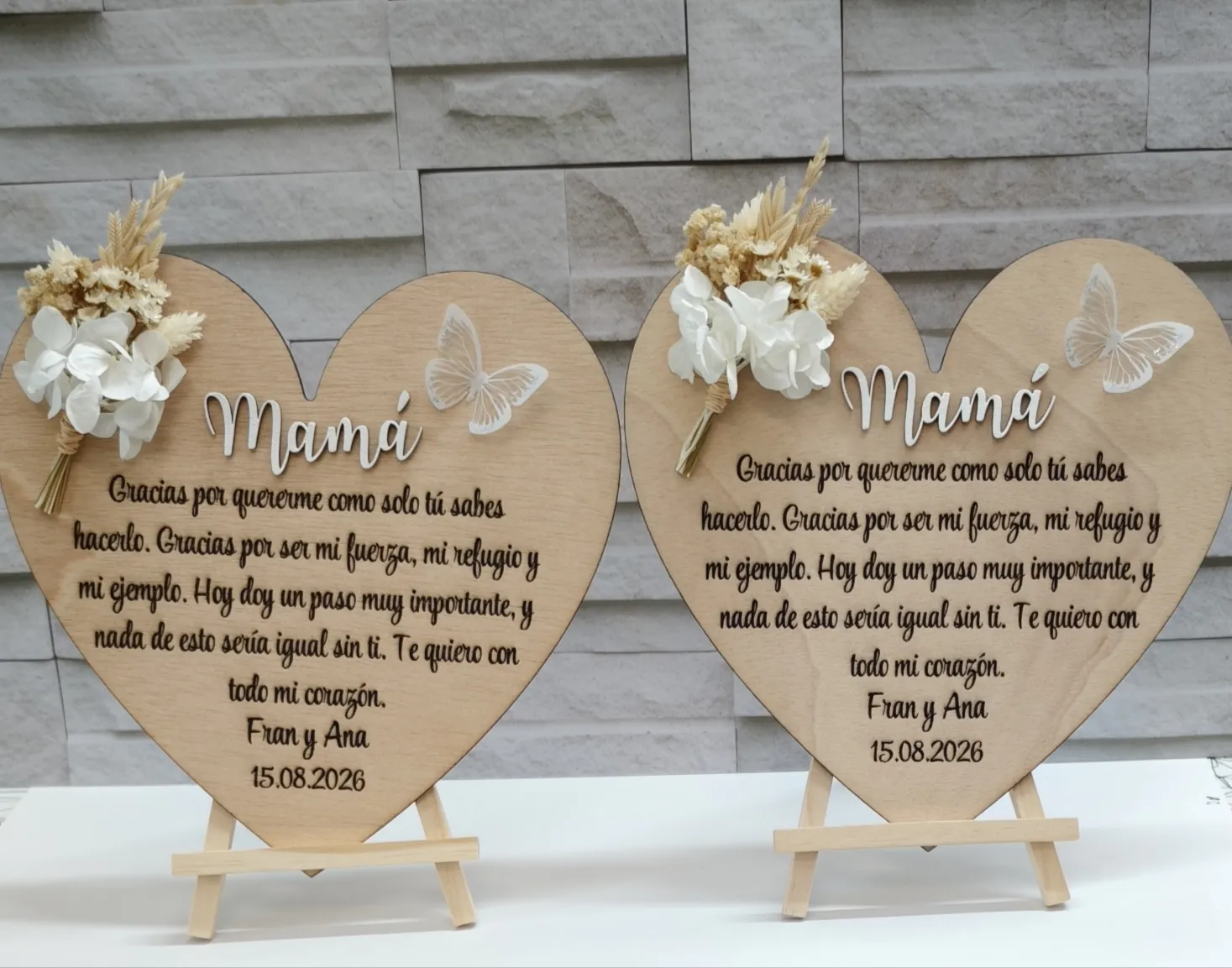 Placa madre boda con dedicatoria grabada y flores preservadas