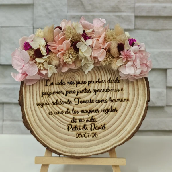 Rodaja hermana boda con grabado láser y flores preservadas