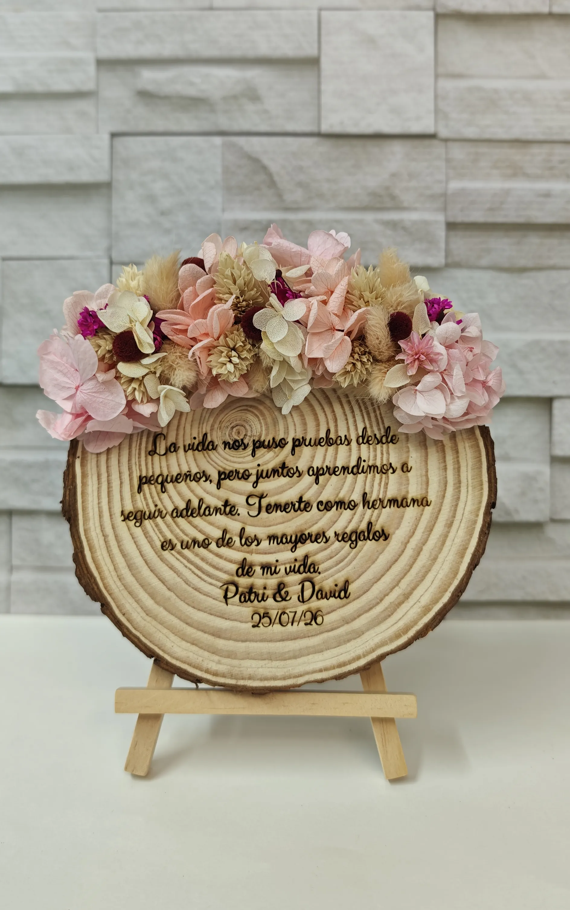 Rodaja hermana boda con grabado láser y flores preservadas