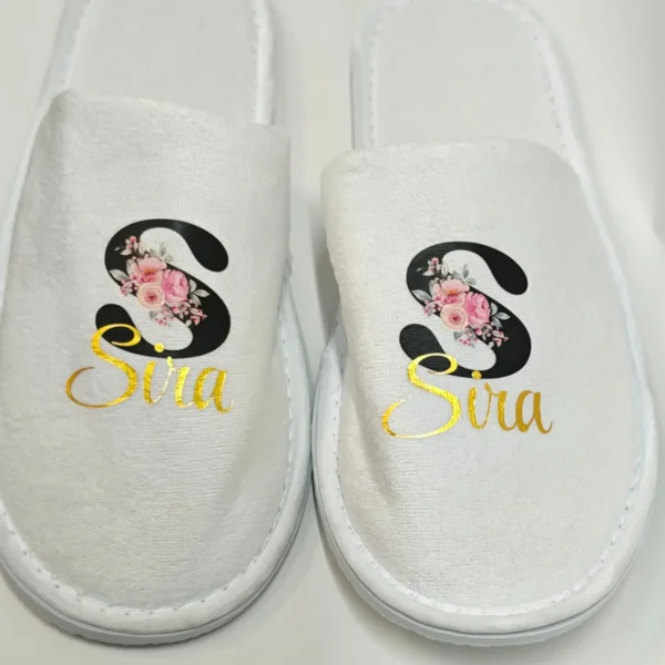 zapatillas blancas de punta cerrada personalizadas en dtf con inicial negra con flores y nombre dorado sira