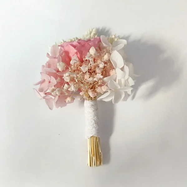 Botonier novio: rosa preservada rosa con hortensia blanca y tallo de encaje