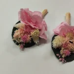 Boutonnière de novio con hortensia rosa preservada