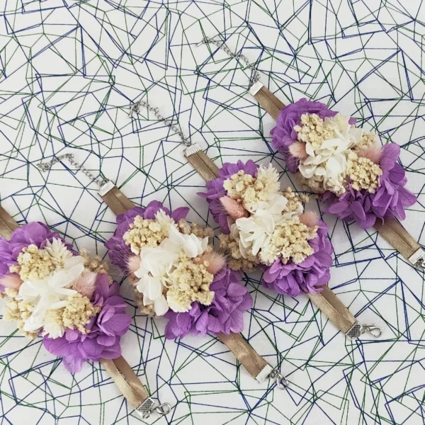 Brazalete dama de honor: hortensia lila y crema sobre cinta de satén tostado con cierre