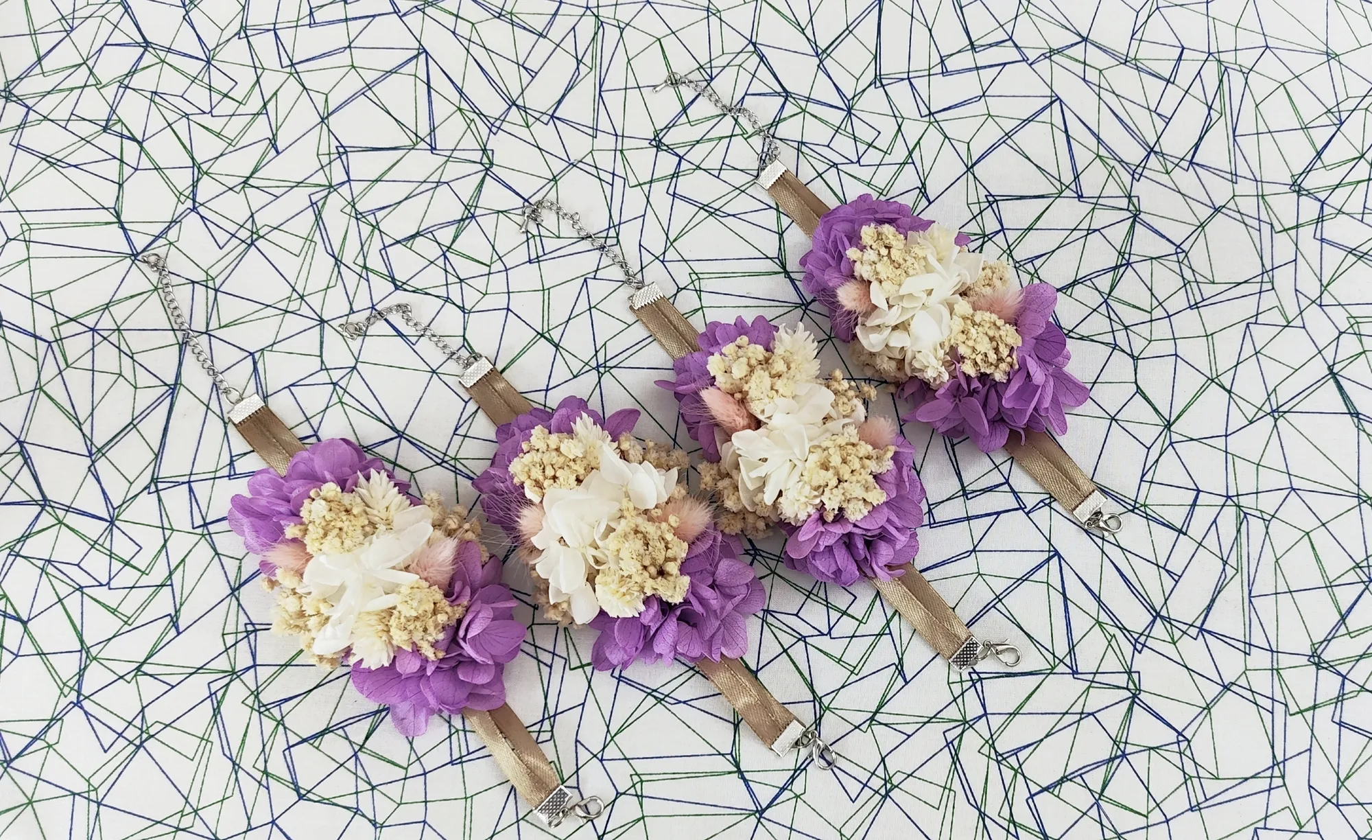Brazalete dama de honor: hortensia lila y crema sobre cinta de satén tostado con cierre
