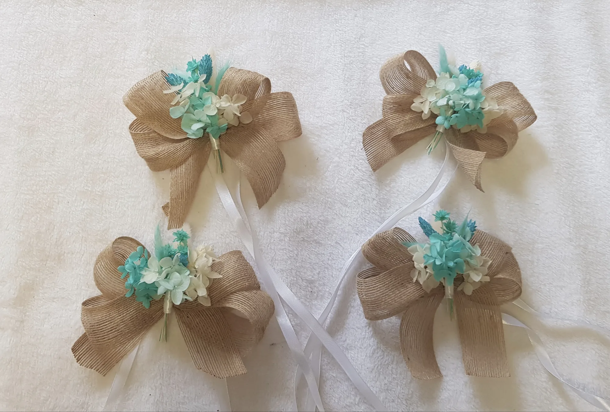 Lazos coche boda: 4 lazos de arpillera con hortensias turquesa y cintas de raso blanco