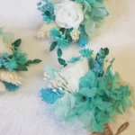 Prendido de novio de flores preservadas turquesa y blanco