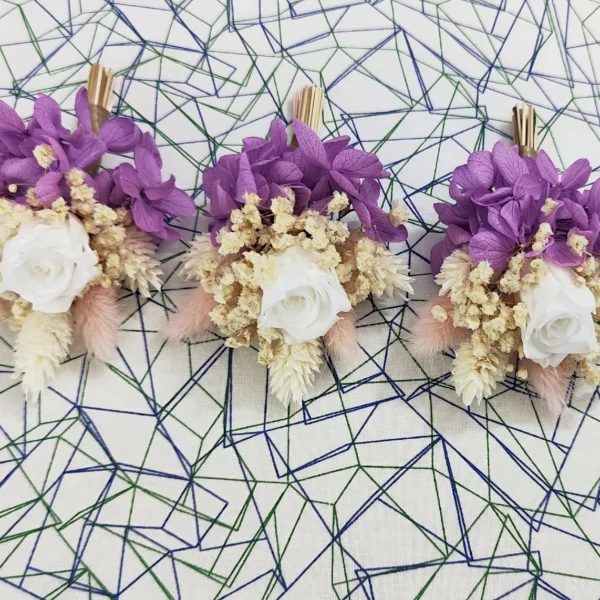 Prendido novio original: tres unidades con hortensia morada, rosa blanca y raso dorado