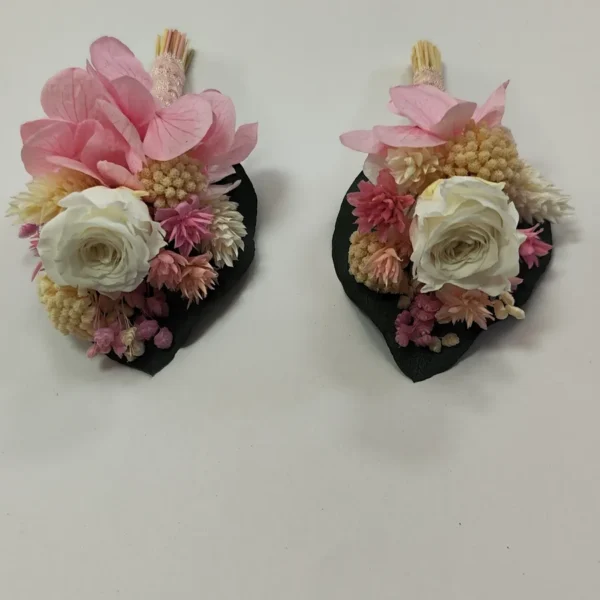 Prendido novio y padrino: rosa blanca preservada con hortensia rosa sobre hoja de eucalipto