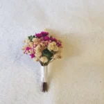 Prendido de novio pequeño con mini margaritas fucsia