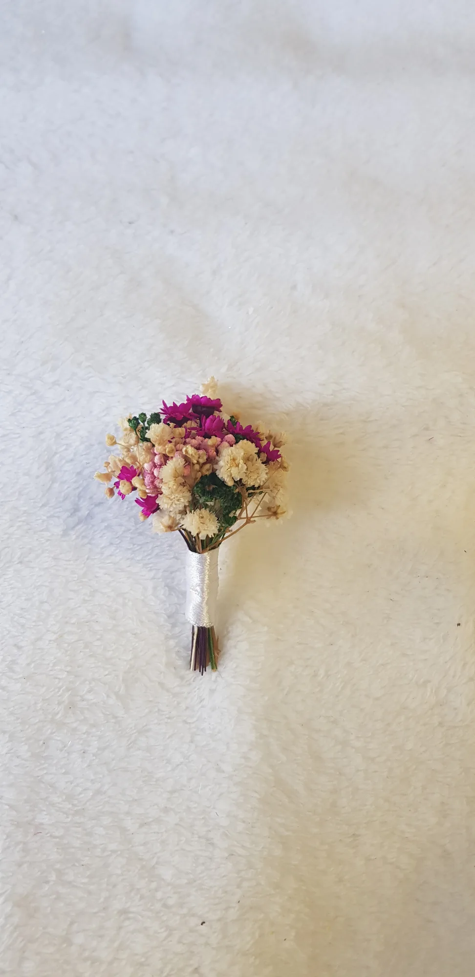 Prendido novio pequeño con mini margaritas fucsia y paniculata crema