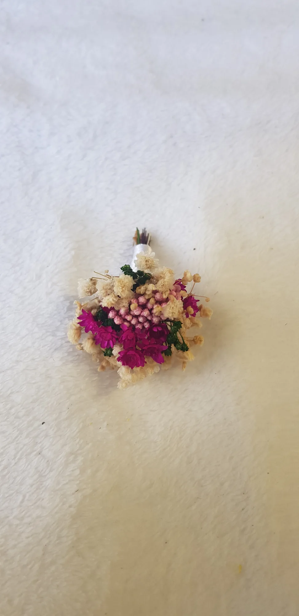 Detalle de las mini margaritas fucsia y la paniculata del prendido pequeño