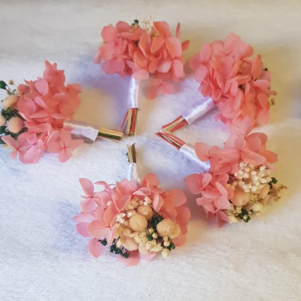 Flor solapa novio: varias unidades del prendido rosa coral con tallo de raso blanco