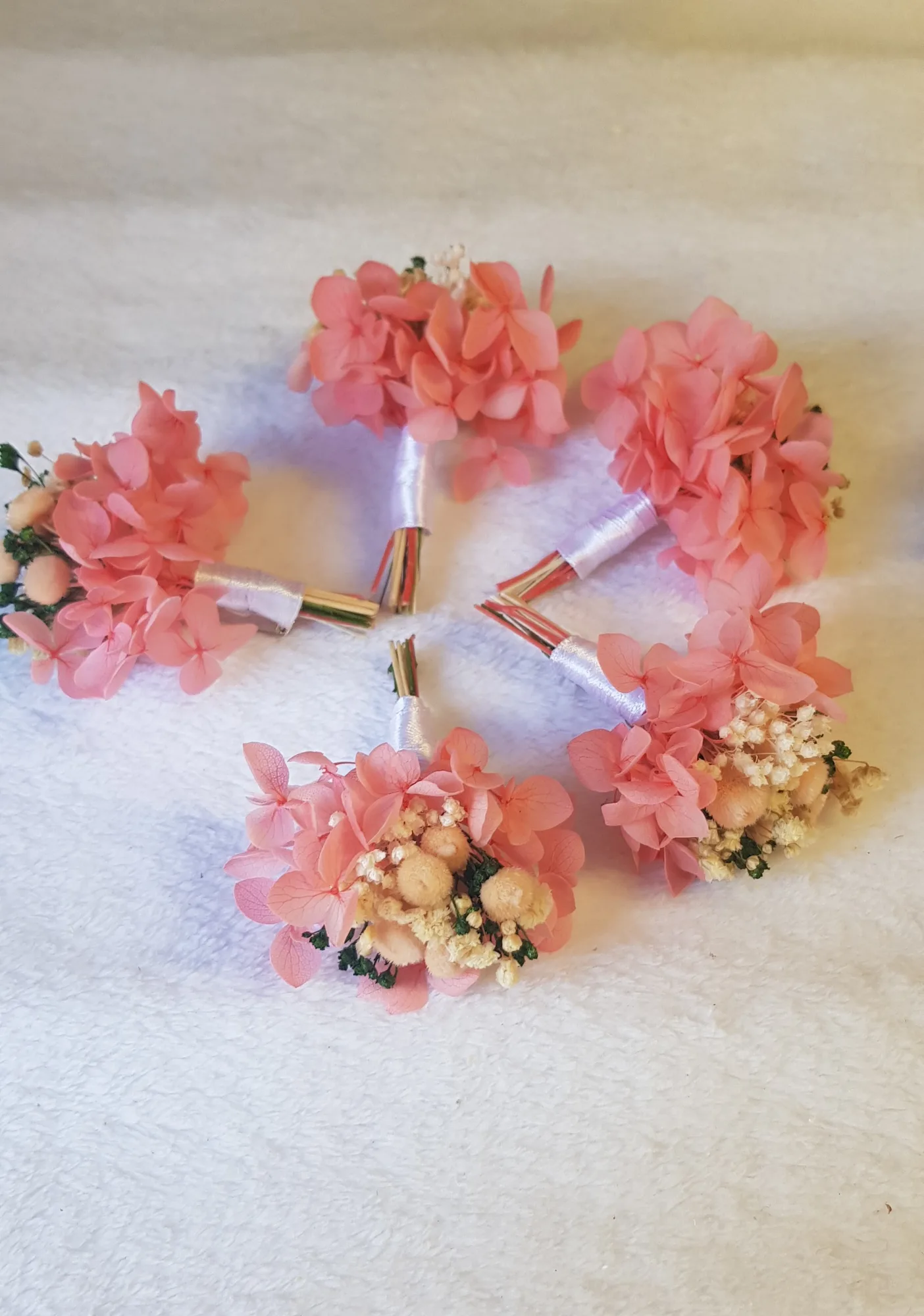 Flor solapa novio: varias unidades del prendido rosa coral con tallo de raso blanco
